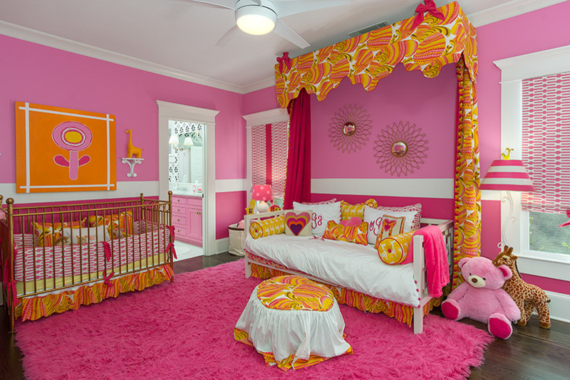 Пример оригинального дизайна: детская среднего размера в стиле неоклассика (современная классика) с спальным местом, розовыми стенами, ковровым покрытием и розовым полом для ребенка от 1 до 3 лет, девочки
