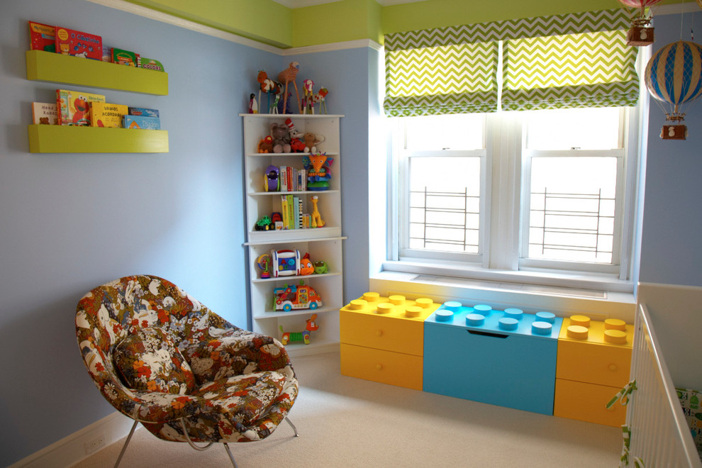 Свежая идея для дизайна: нейтральная детская среднего размера в современном стиле с спальным местом, синими стенами и ковровым покрытием для ребенка от 1 до 3 лет - отличное фото интерьера