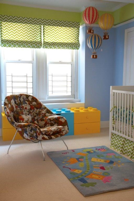 Foto di una cameretta per bambini da 1 a 3 anni contemporanea di medie dimensioni con pareti blu e moquette