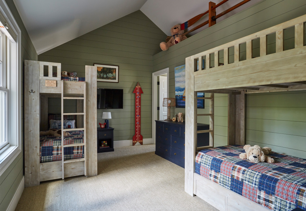 Immagine di una grande cameretta per bambini american style con pareti verdi, moquette e pavimento beige