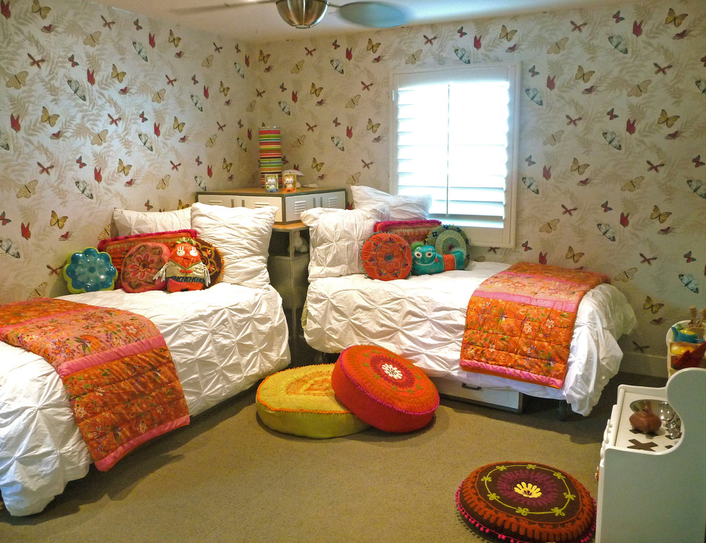 Design ideas for a bohemian children’s room for girls in San Diego with carpet.