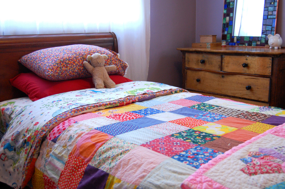 Shabby-Chic Mädchenzimmer mit Schlafplatz und lila Wandfarbe in Portland