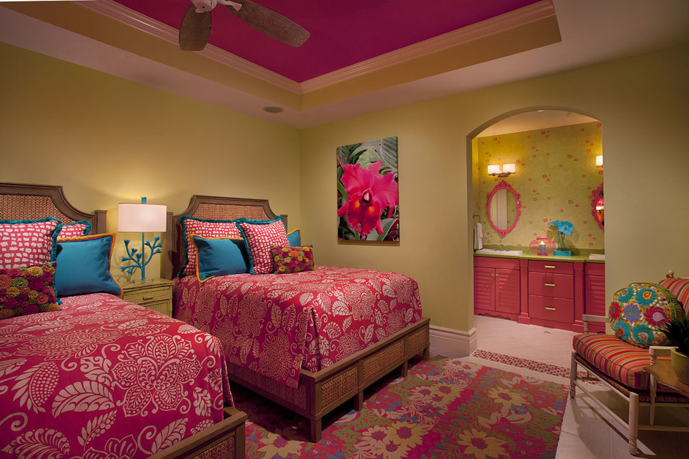 Ejemplo de dormitorio infantil exótico grande con paredes amarillas, suelo de baldosas de porcelana y suelo beige