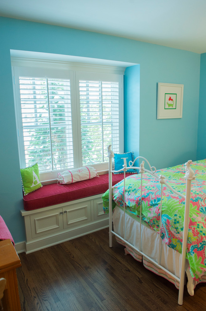 Ejemplo de dormitorio infantil de 4 a 10 años costero grande con paredes azules, suelo de madera oscura y suelo marrón
