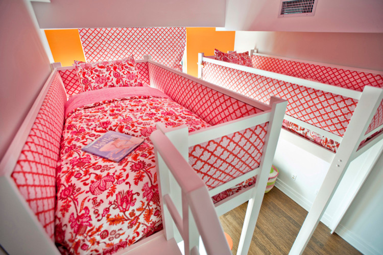 Idéer för att renovera ett mellanstort flickrum kombinerat med sovrum och för 4-10-åringar, med flerfärgade väggar och mellanmörkt trägolv