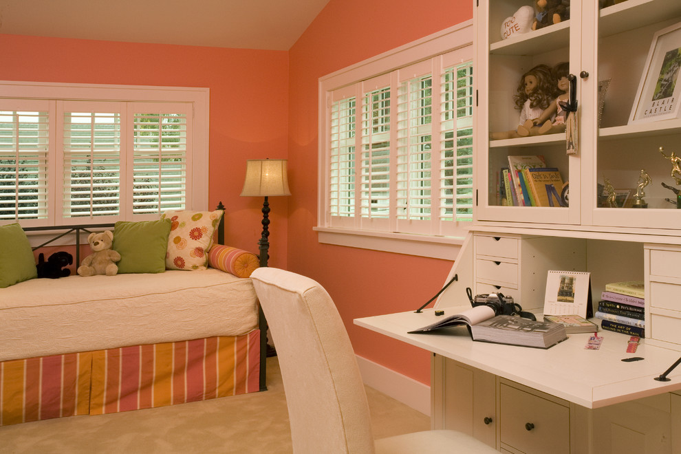 Cette image montre une chambre d'enfant traditionnelle avec un mur orange.