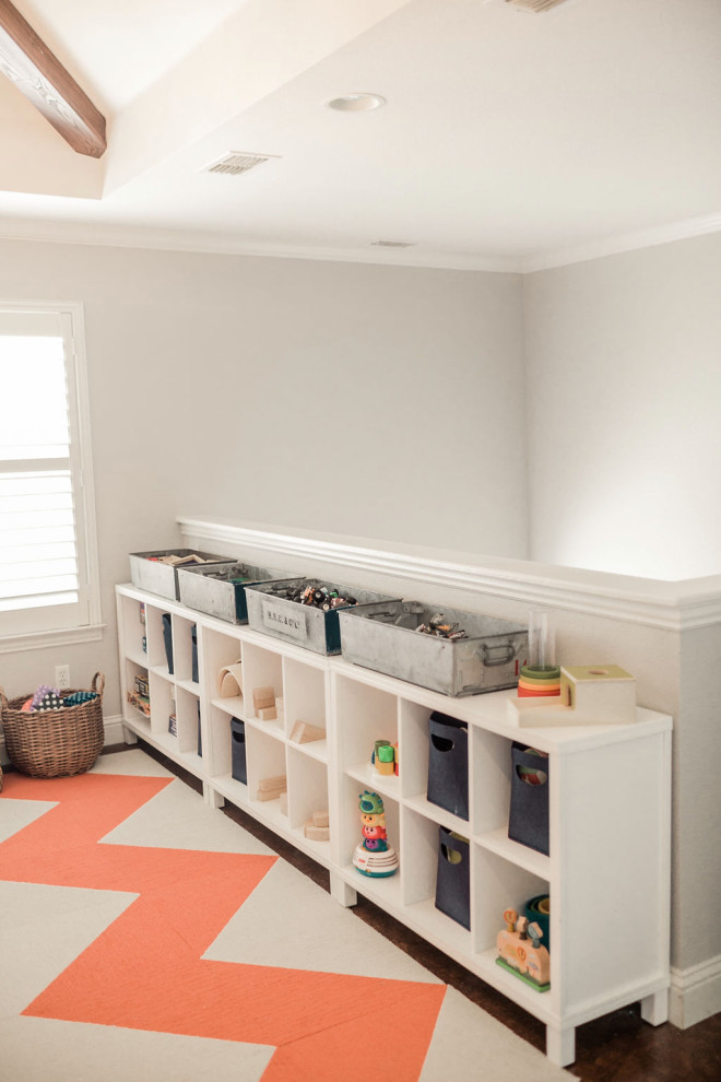 Mittelgroßes, Neutrales Landhaus Kinderzimmer mit Spielecke, grauer Wandfarbe, dunklem Holzboden und braunem Boden in Dallas