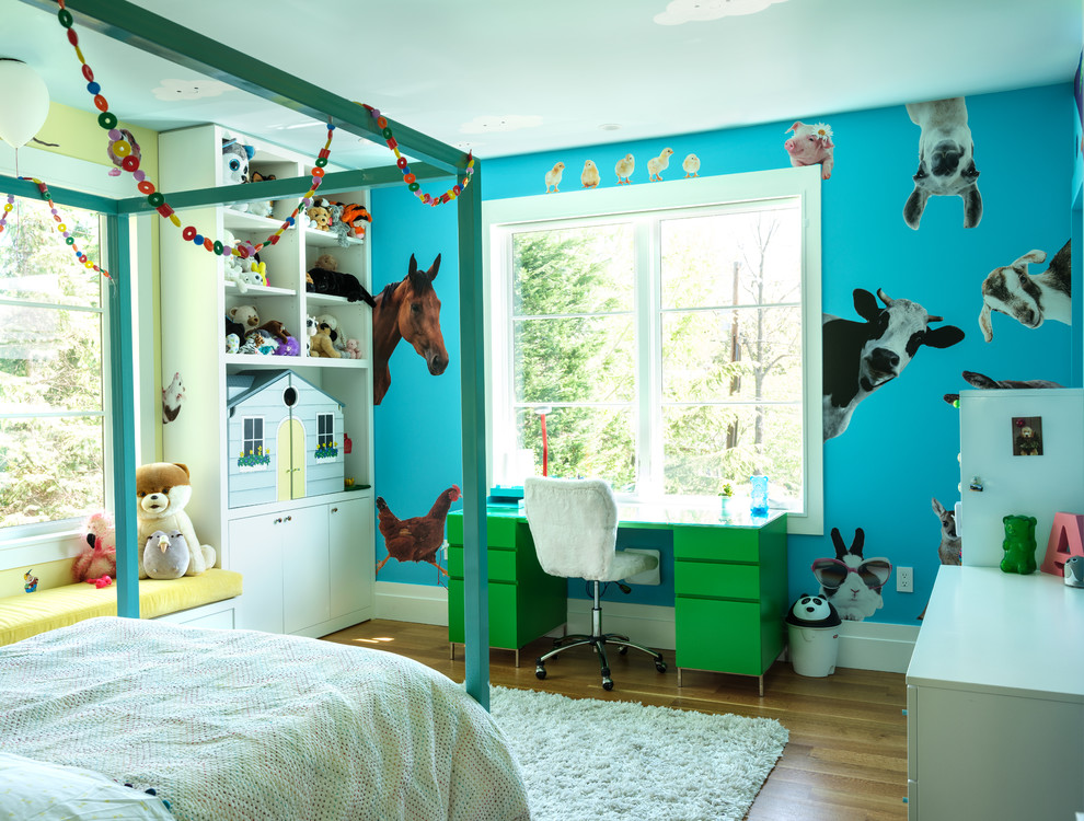 Источник вдохновения для домашнего уюта: нейтральная детская в современном стиле с рабочим местом, синими стенами, паркетным полом среднего тона и коричневым полом