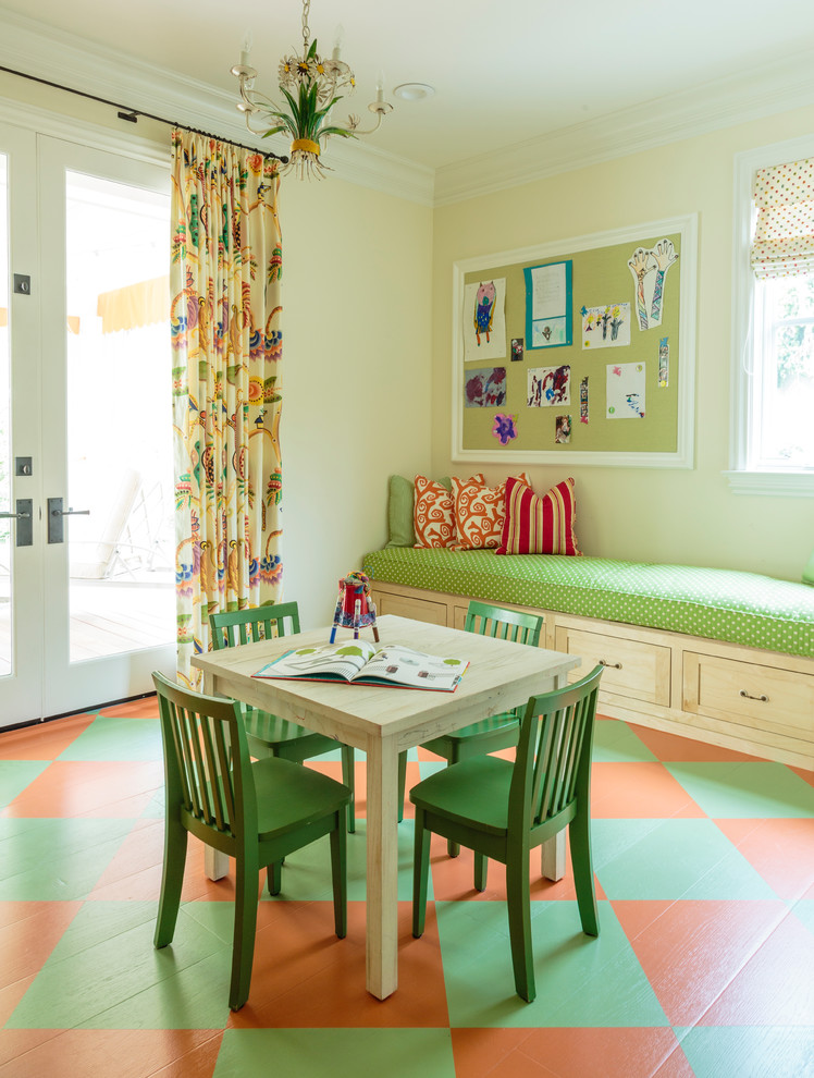 Aménagement d'une chambre d'enfant de 4 à 10 ans campagne de taille moyenne avec un mur jaune, parquet peint et un sol multicolore.