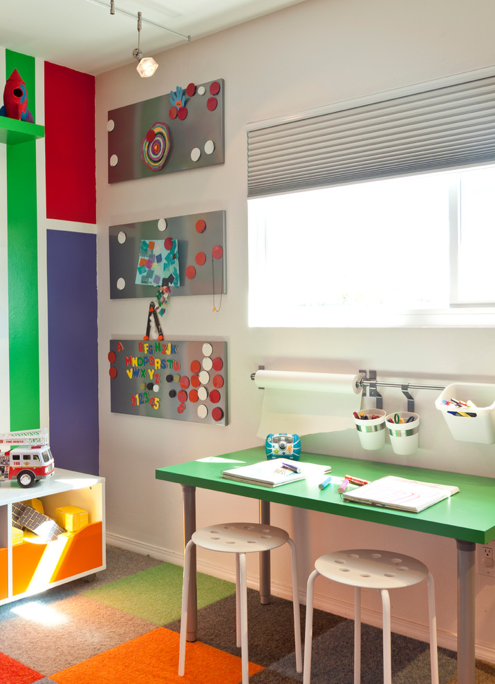 他の地域にあるミッドセンチュリースタイルのおしゃれな子供部屋 (白い壁、カーペット敷き) の写真