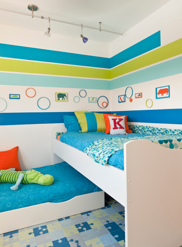 Cette image montre une chambre d'enfant vintage avec un lit superposé.