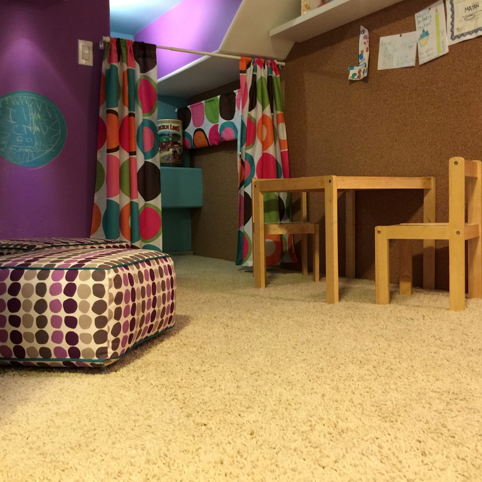 Modelo de dormitorio infantil de 1 a 3 años contemporáneo pequeño con paredes multicolor y moqueta