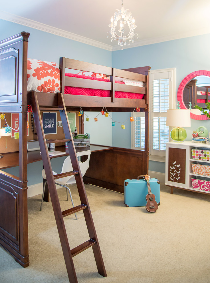 Inredning av ett klassiskt barnrum kombinerat med sovrum, med blå väggar och heltäckningsmatta