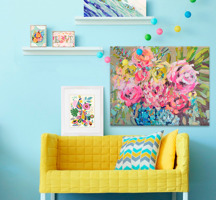 Cette image montre une chambre d'enfant bohème avec un bureau et un mur bleu.
