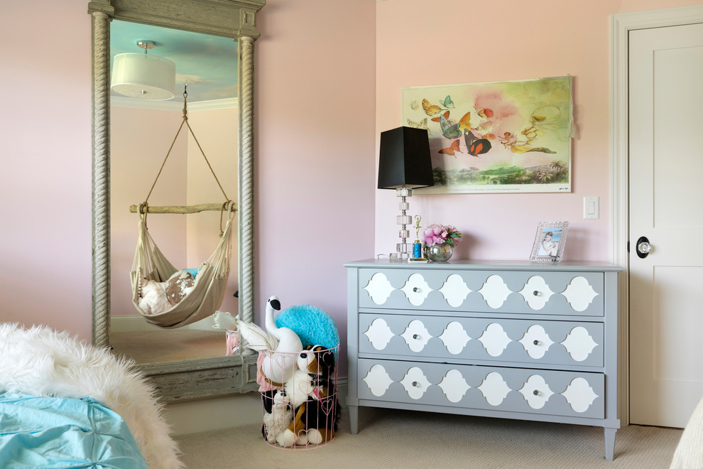 Ejemplo de dormitorio infantil tradicional con paredes rosas y moqueta