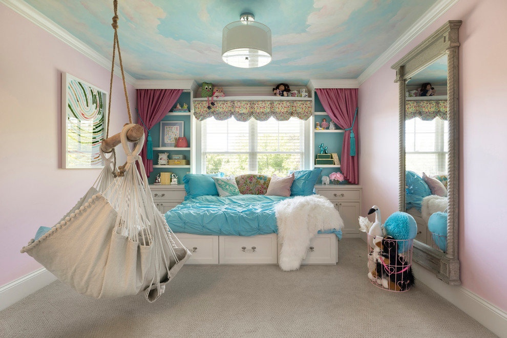Klassisches Kinderzimmer mit Schlafplatz, rosa Wandfarbe, Teppichboden und grauem Boden in Minneapolis