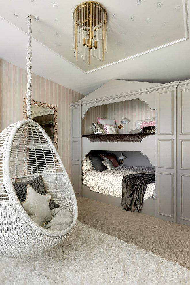 Klassisk inredning av ett barnrum kombinerat med sovrum, med heltäckningsmatta