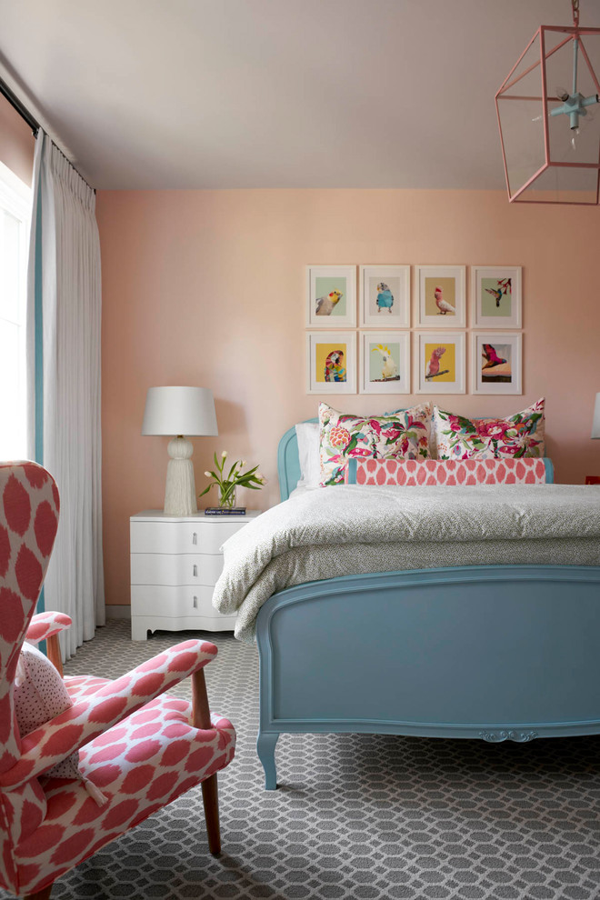 На фото: детская в стиле неоклассика (современная классика) с спальным местом, розовыми стенами, ковровым покрытием и зеленым полом для подростка, девочки с