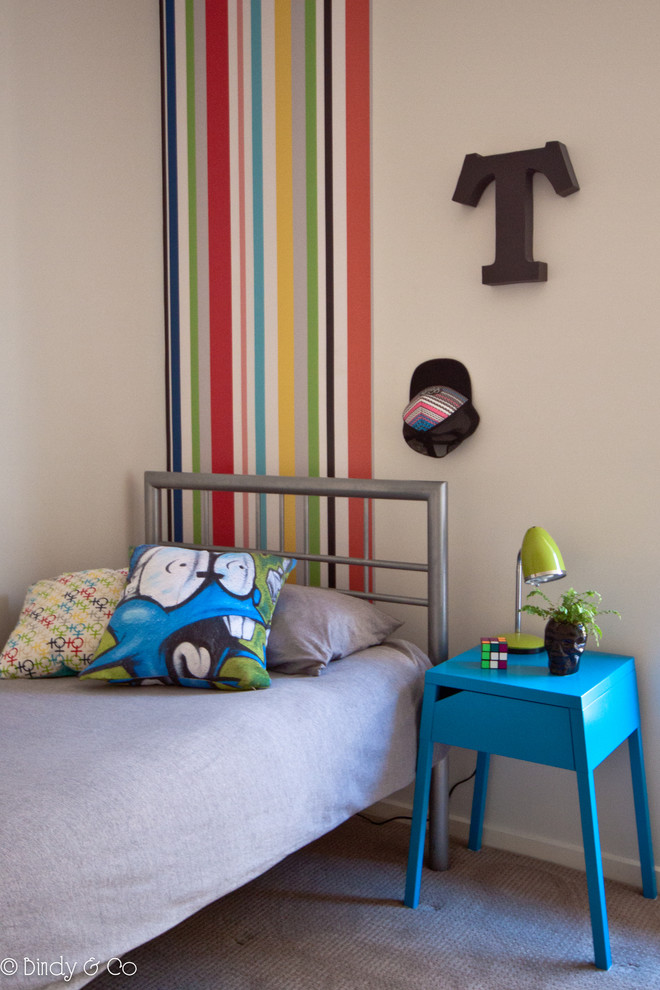 Idée de décoration pour une chambre d'enfant de 4 à 10 ans minimaliste de taille moyenne avec un mur blanc et moquette.