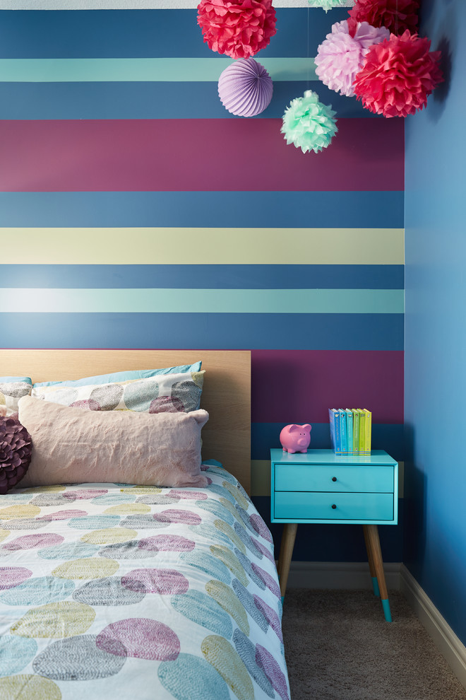 Idée de décoration pour une chambre d'enfant de 4 à 10 ans style shabby chic de taille moyenne avec un mur bleu, moquette et un sol beige.