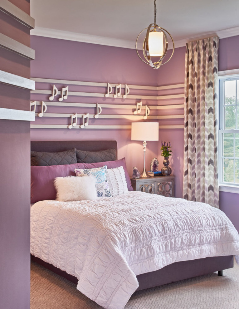 Immagine di una cameretta per bambini design di medie dimensioni con pareti viola e moquette