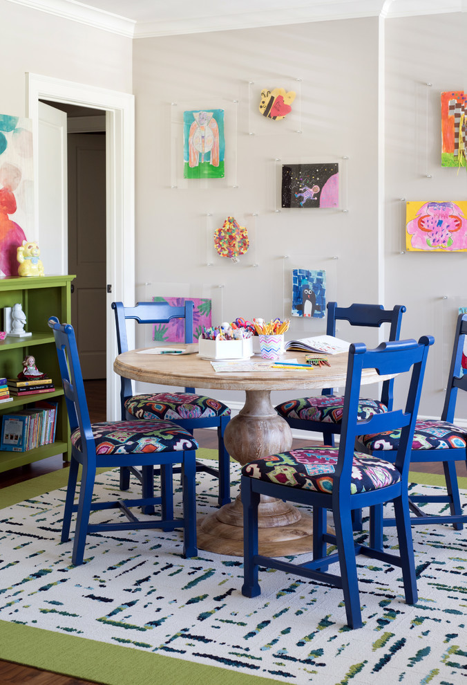 Neutrales Klassisches Kinderzimmer mit Spielecke, beiger Wandfarbe, braunem Holzboden und braunem Boden in Atlanta