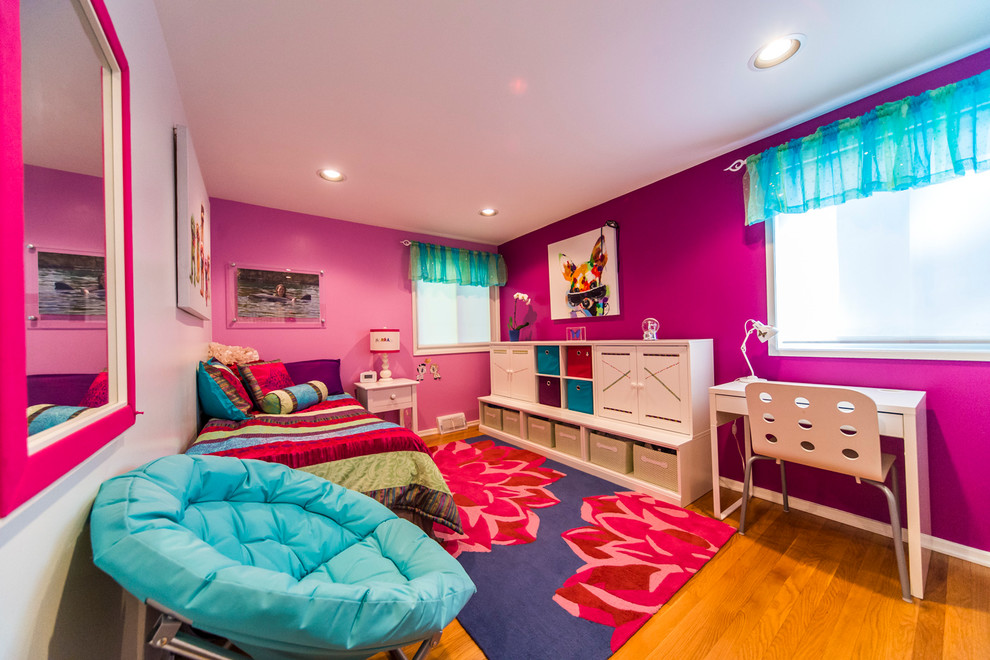 Foto på ett mellanstort funkis flickrum kombinerat med sovrum och för 4-10-åringar, med rosa väggar och ljust trägolv