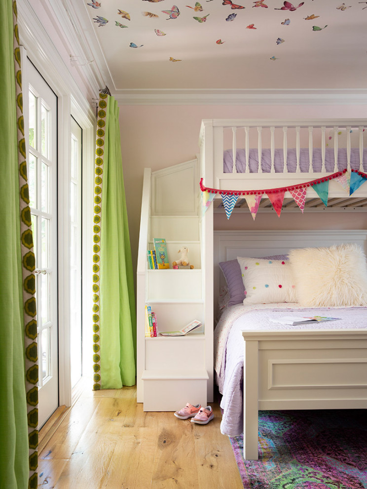 На фото: большая детская в классическом стиле с спальным местом, розовыми стенами, паркетным полом среднего тона, коричневым полом и потолком с обоями для ребенка от 4 до 10 лет, девочки, двоих детей с