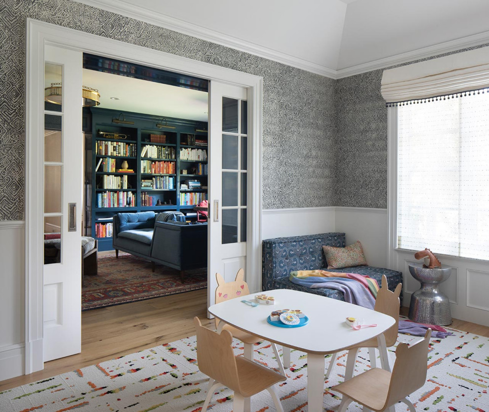 Cette image montre une grande chambre d'enfant de 4 à 10 ans traditionnelle avec un mur gris, un sol en bois brun, un sol marron, du papier peint et un plafond voûté.