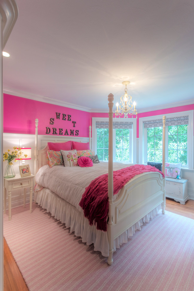 Foto de dormitorio infantil clásico de tamaño medio con suelo de madera en tonos medios y paredes rosas