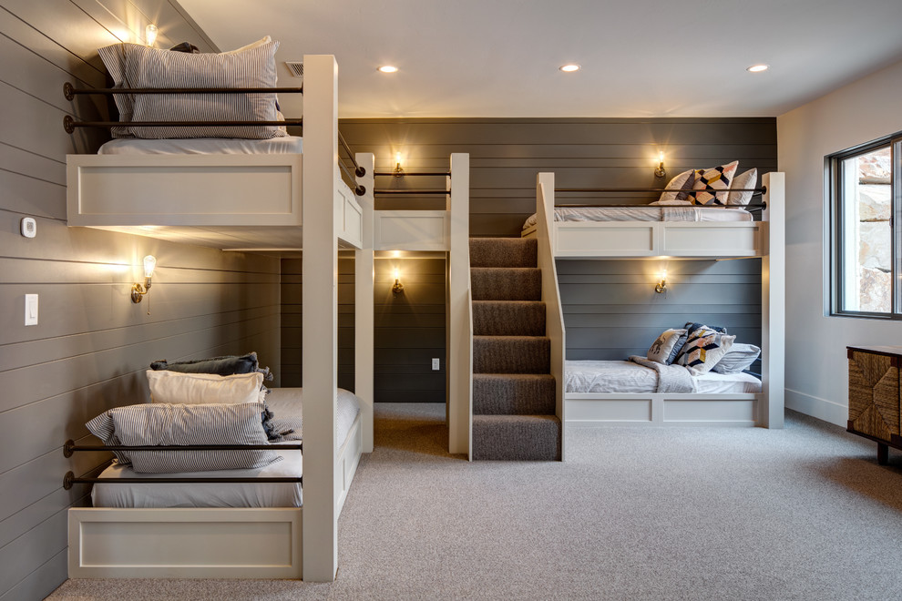 Réalisation d'une chambre d'enfant champêtre avec un mur gris, moquette, un sol gris et un lit superposé.