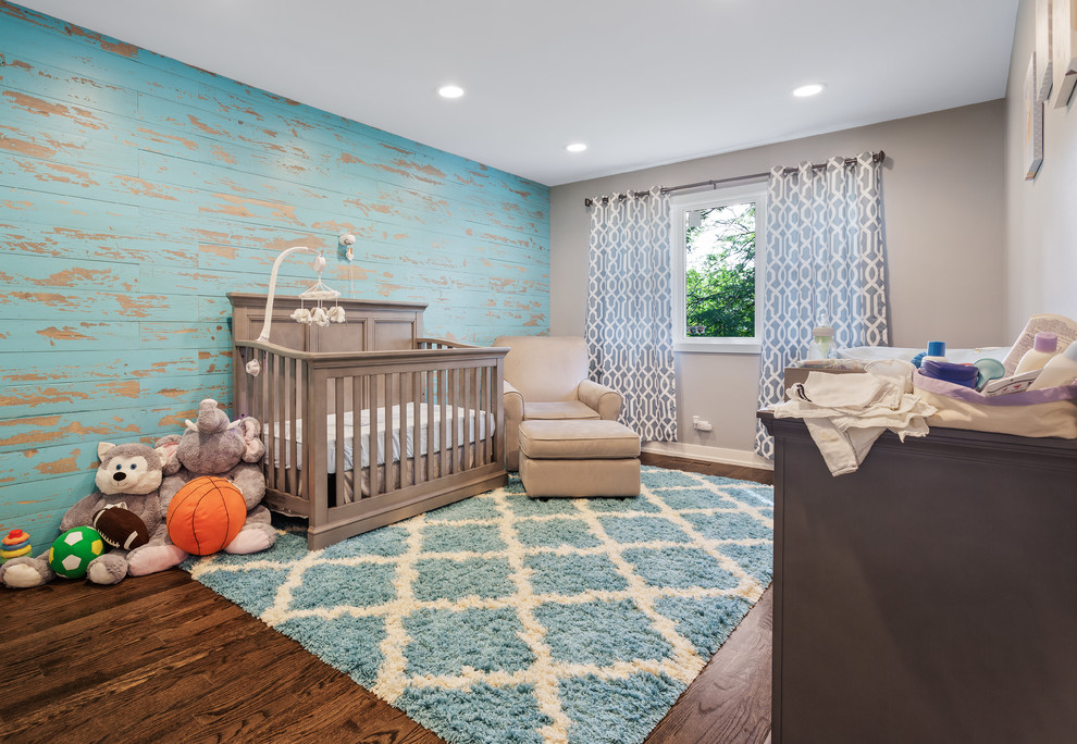 Idéer för ett klassiskt könsneutralt småbarnsrum kombinerat med sovrum, med grå väggar, mörkt trägolv och brunt golv