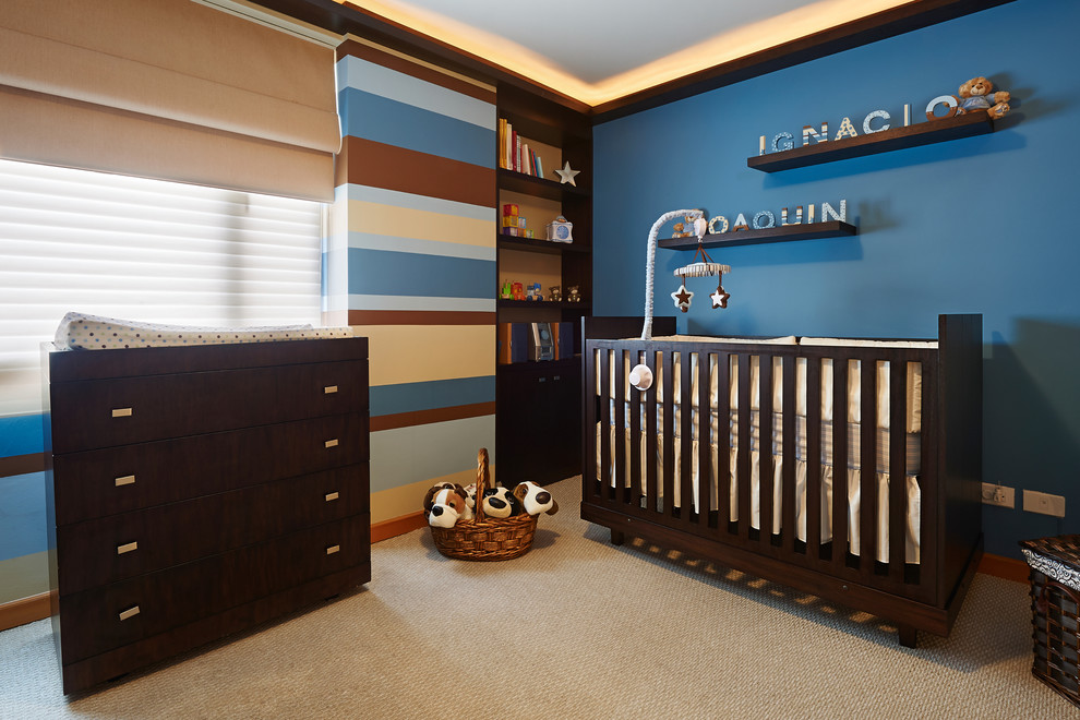 Foto de habitación de bebé niño clásica con paredes azules y moqueta