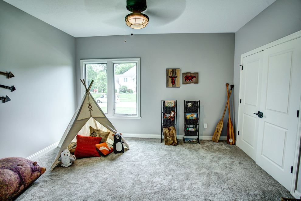 Mittelgroßes, Neutrales Klassisches Kinderzimmer mit Spielecke, grauer Wandfarbe, Teppichboden und beigem Boden in Sonstige