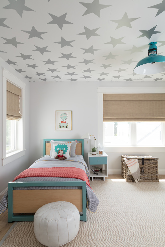 Immagine di una cameretta per bambini da 4 a 10 anni di medie dimensioni con pareti bianche e parquet chiaro