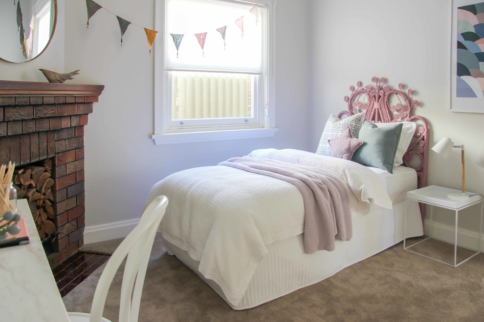 Klassisches Kinderzimmer mit Schlafplatz, weißer Wandfarbe, Teppichboden und beigem Boden in Sydney