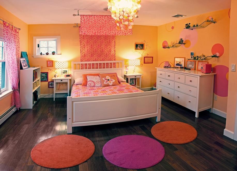 Modernes Mädchenzimmer mit Schlafplatz, dunklem Holzboden und bunten Wänden in Boston