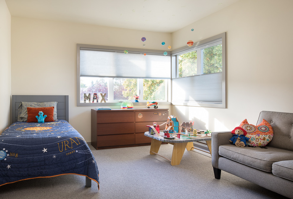 Mittelgroßes Klassisches Kinderzimmer mit Teppichboden, grauem Boden, Schlafplatz und beiger Wandfarbe in Portland