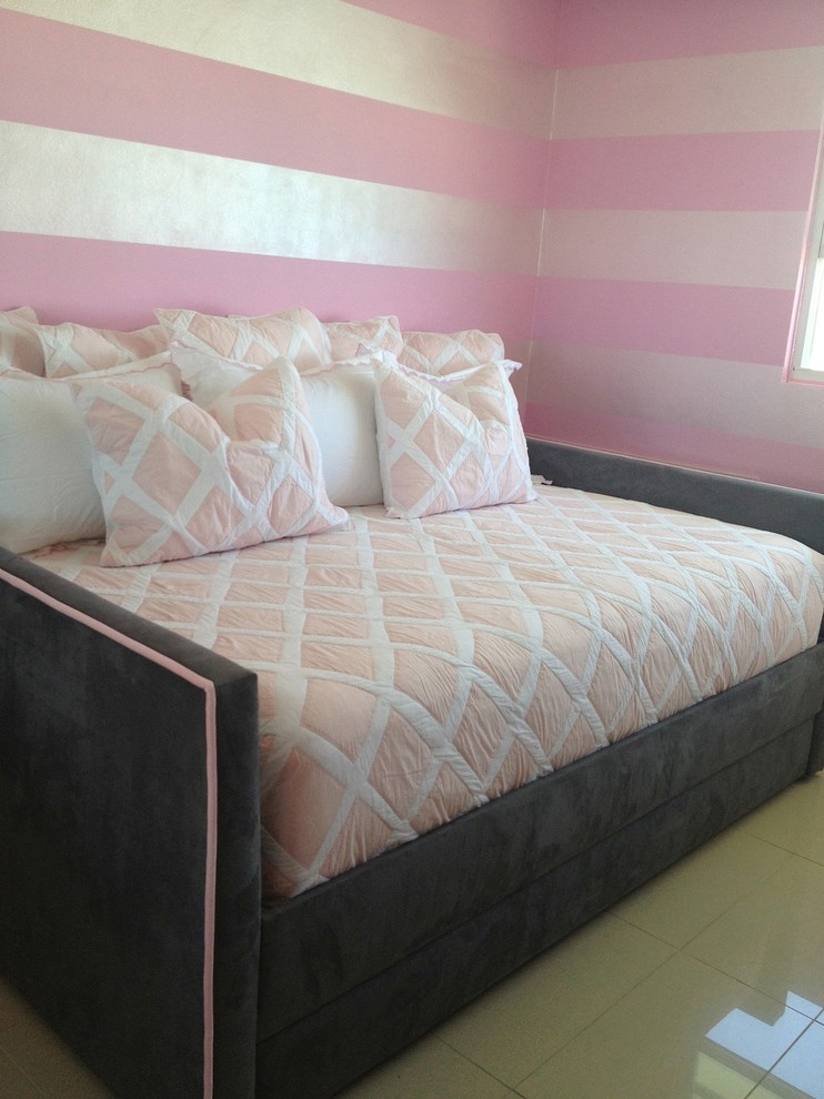Пример оригинального дизайна: маленькая детская в стиле модернизм с спальным местом, розовыми стенами и полом из керамической плитки для на участке и в саду, подростка, девочки