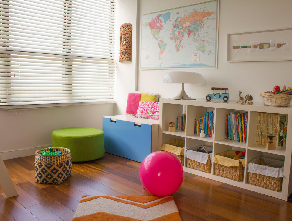 Foto di una cameretta per bambini da 4 a 10 anni design di medie dimensioni con pareti bianche, pavimento in legno verniciato, pavimento marrone, soffitto a cassettoni e pannellatura