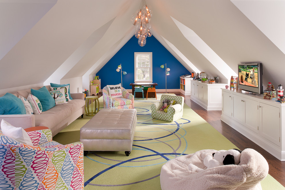 Esempio di una grande cameretta per bambini da 4 a 10 anni tradizionale con pavimento in legno massello medio e pareti blu
