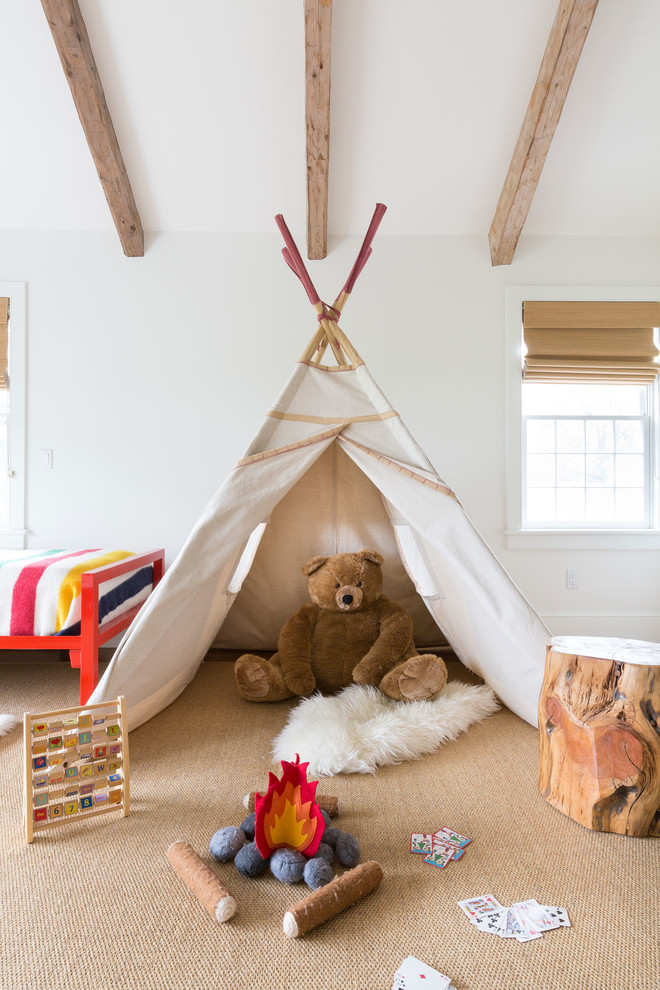 Imagen de dormitorio infantil de 1 a 3 años de estilo de casa de campo con paredes blancas y suelo beige