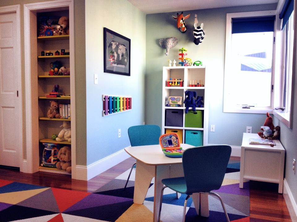 Imagen de dormitorio infantil de 1 a 3 años contemporáneo de tamaño medio con suelo de madera en tonos medios y paredes azules