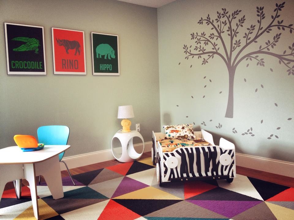 Foto di una cameretta per bambini da 1 a 3 anni design di medie dimensioni con pareti blu e pavimento in legno massello medio