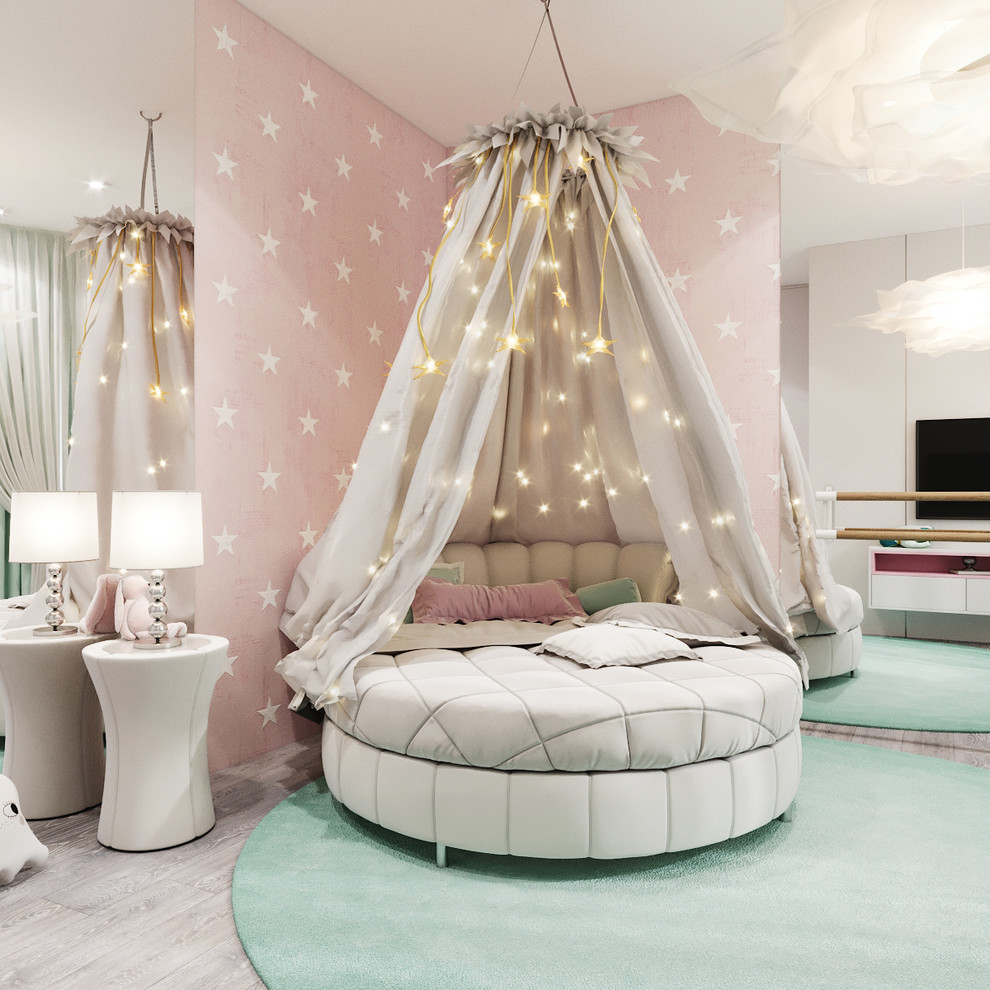 Inspiration för ett mellanstort funkis barnrum kombinerat med sovrum, med rosa väggar, ljust trägolv och beiget golv