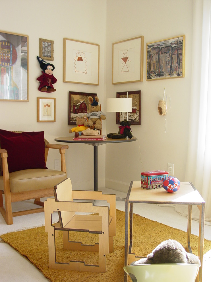 Foto på ett funkis könsneutralt barnrum kombinerat med skrivbord, med vita väggar och heltäckningsmatta