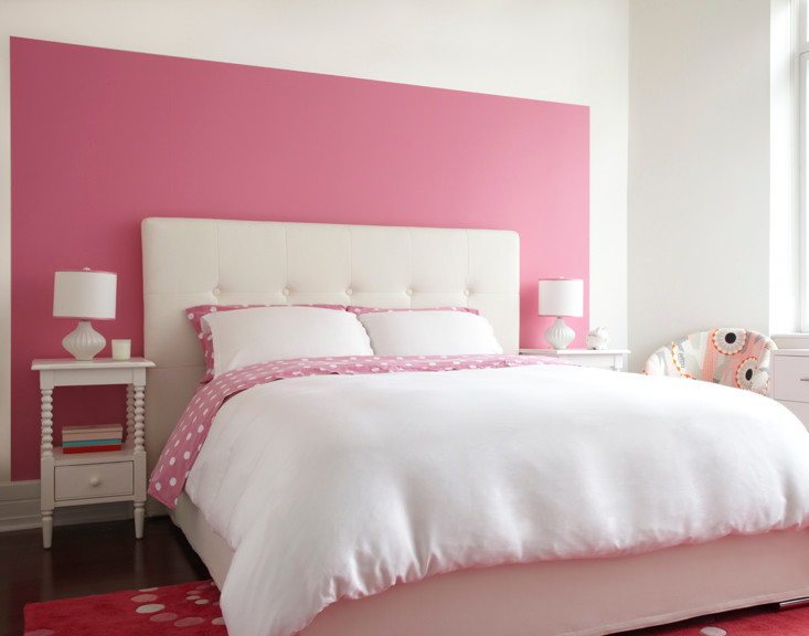 Aménagement d'une chambre d'enfant de 4 à 10 ans contemporaine de taille moyenne avec un mur rose et parquet foncé.