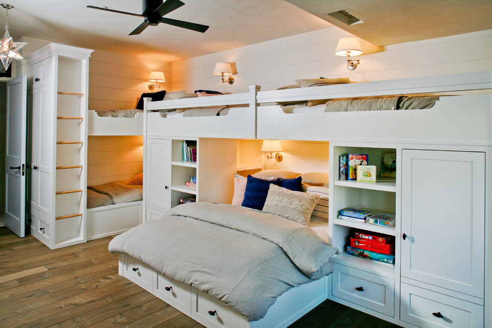 Cette image montre une chambre d'enfant marine avec un lit superposé.