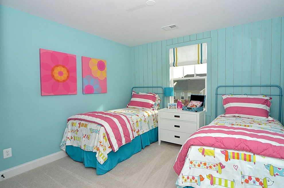 Idées déco pour une chambre d'enfant de 4 à 10 ans bord de mer de taille moyenne avec un mur bleu et moquette.