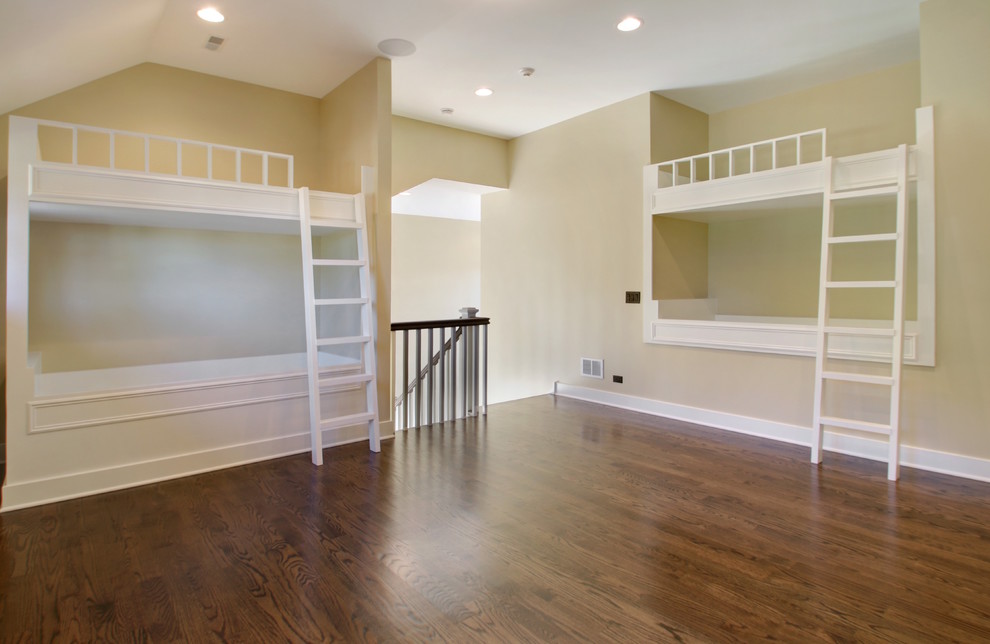 Ejemplo de dormitorio infantil de 4 a 10 años campestre grande con paredes beige y suelo de madera en tonos medios